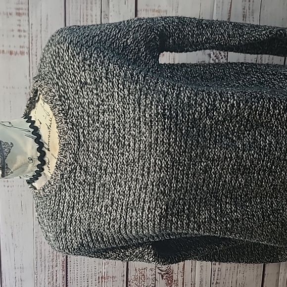 Forever21 crew neck knit sweater - Picture 2 of 7